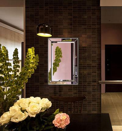 Espejo rectangular con marco de madera de estilo moderno